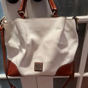 Like new white pebble leather, versatile with both shoulder and hand straps